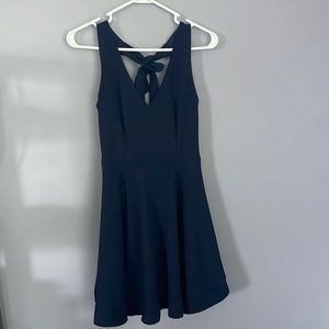 B. Darlin V-Neck Bow-Back Scuba Crepe Fit & Flare Dress Navy Size 1/2